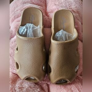 Slides Slipper Crocs Brown Sandals Slippers Size Small Unisex NEW